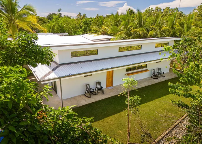 Luxury 2 Bedroom, Walking Distance To Beach