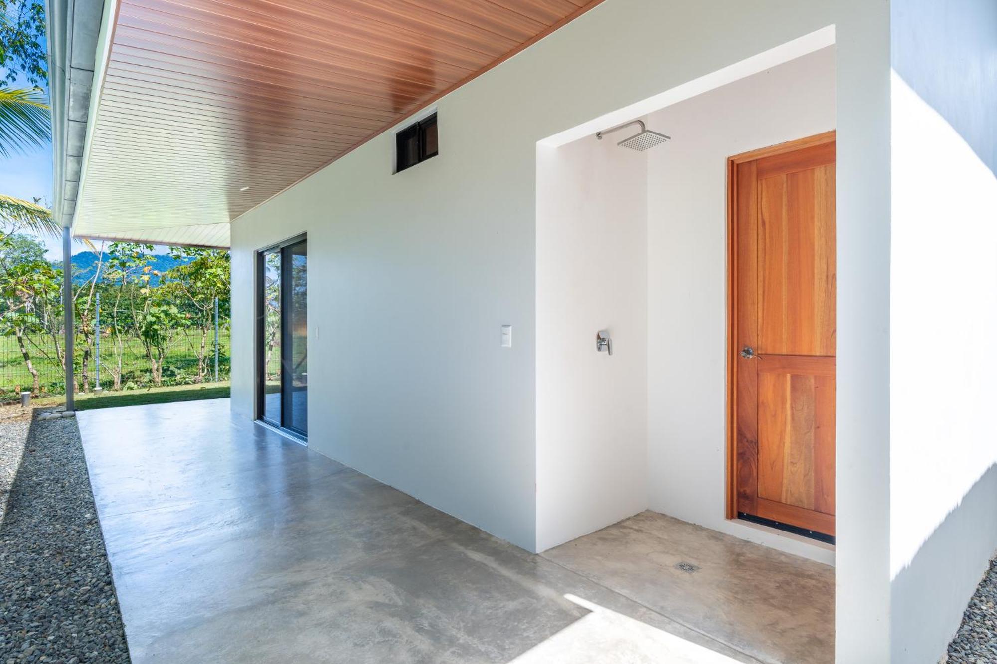 Luxury 2 Bedroom, Walking Distance To
