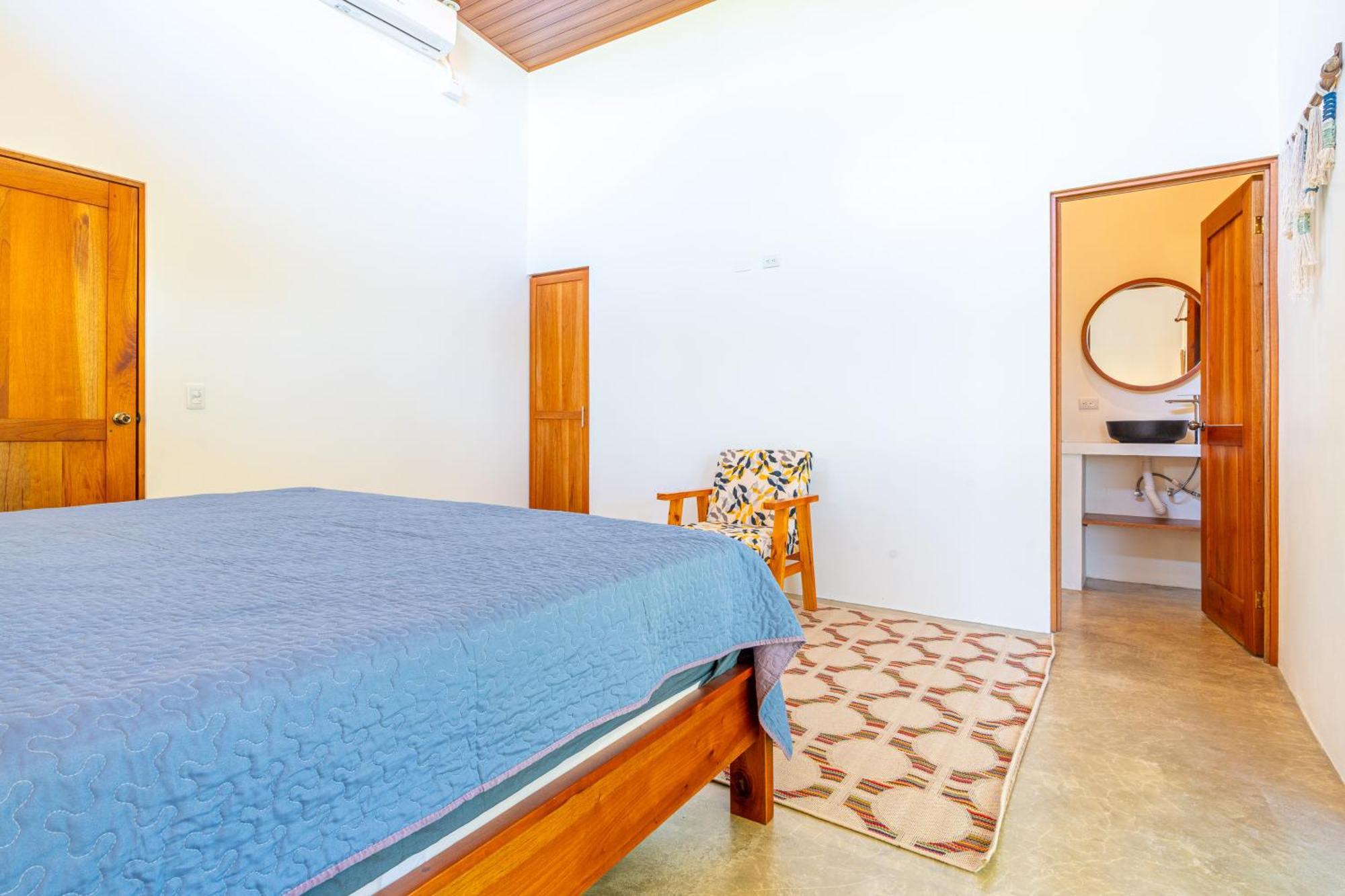 Luxury 2 Bedroom, Walking Distance To *