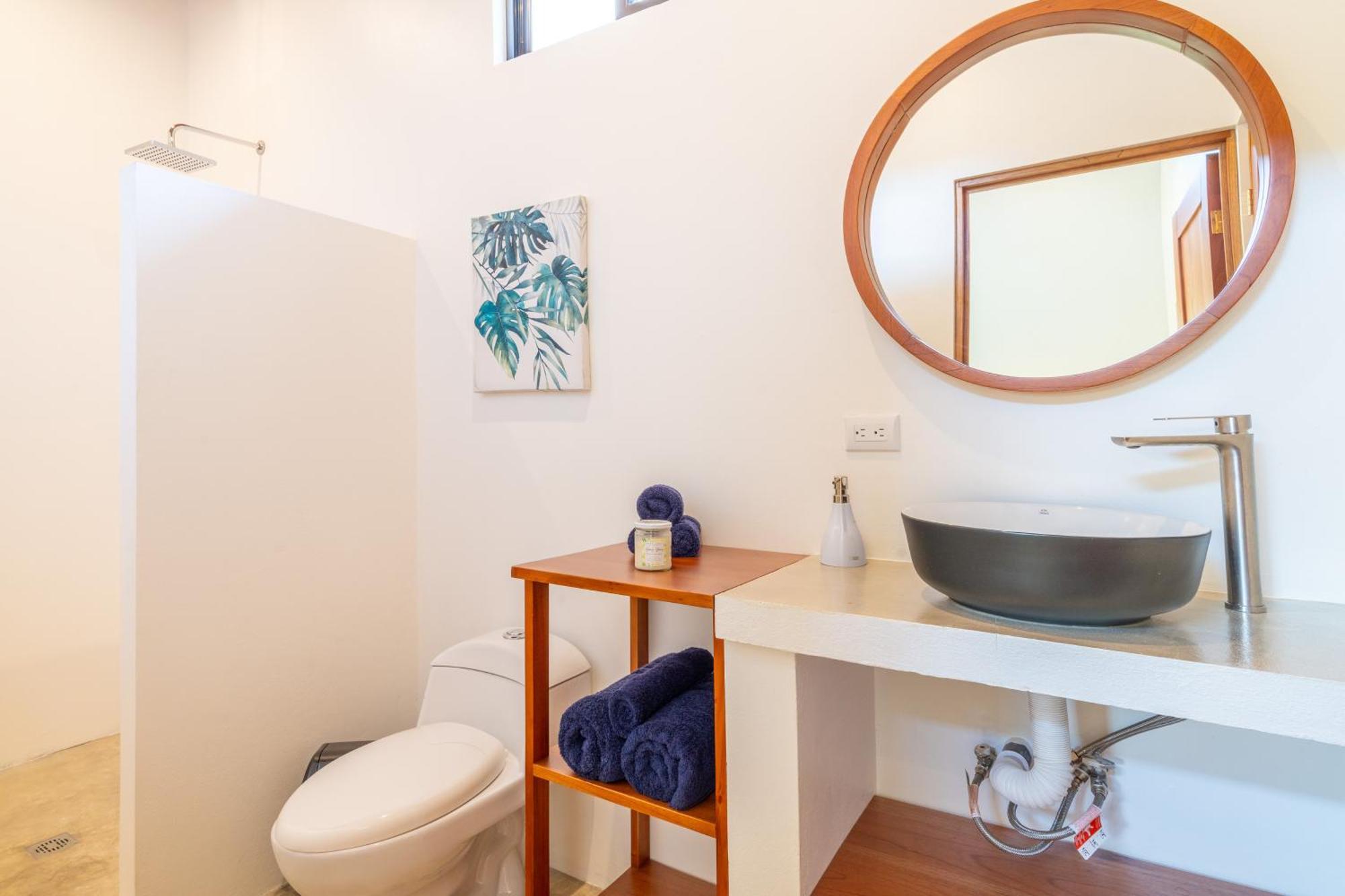 Luxury 2 Bedroom, Walking Distance To