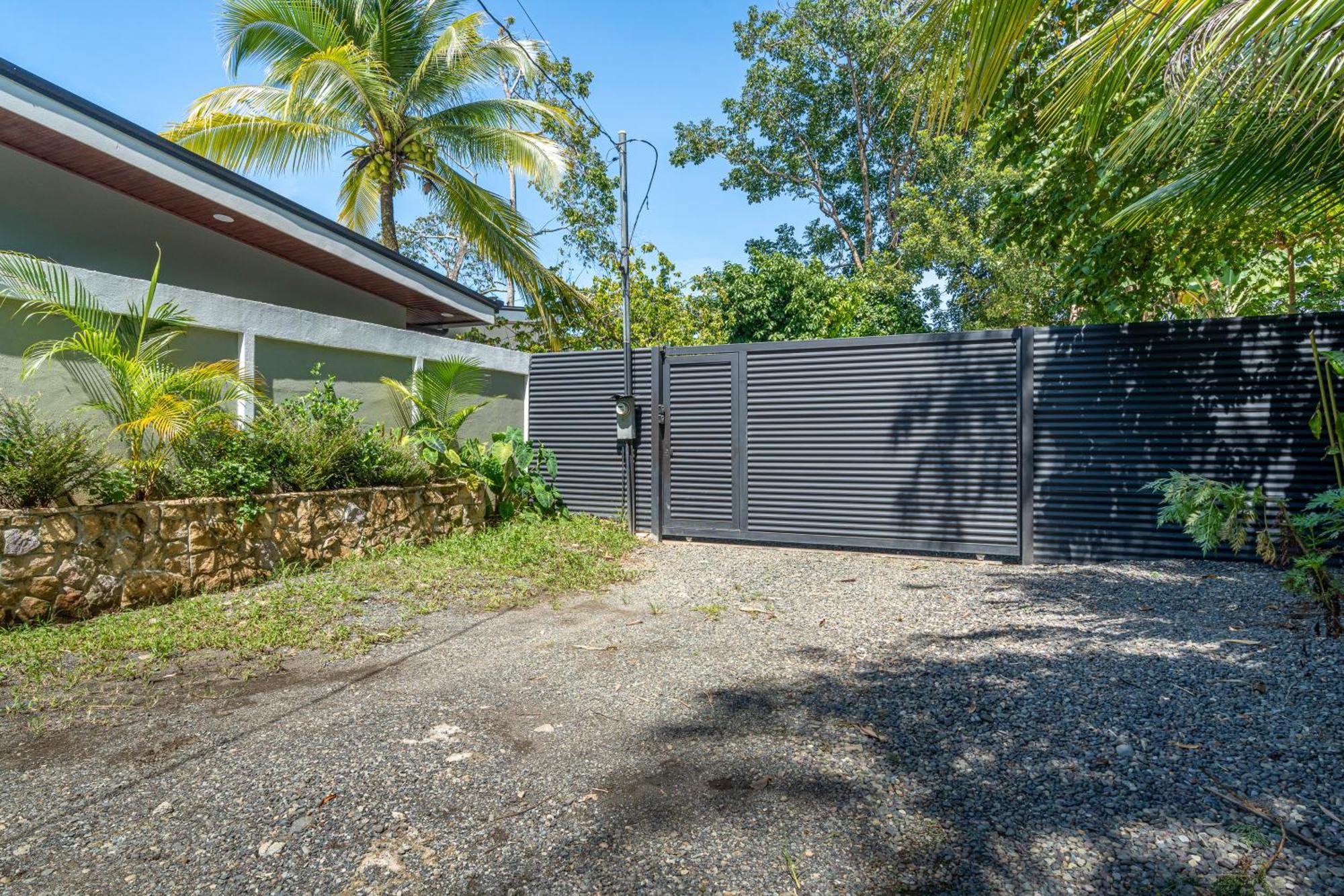 Luxury 2 Bedroom, Walking Distance To *